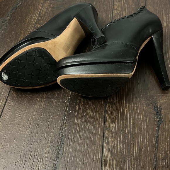 Used UGG Women's Jamison Black Leather Ankle Boot/Bootie - Picture 4 of 6